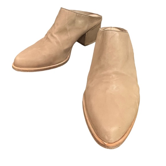 L D Tuttle Shoes - L D Tuttle hand sewn leather heeled slides in a size 40 or 9 soft lt tan color